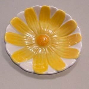 Hallmark Daisy 🌼 trinket dish 4.5” diameter